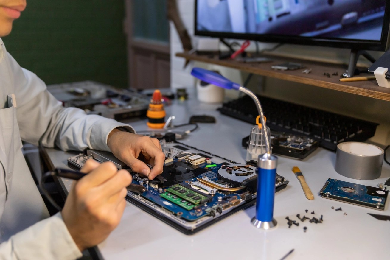 computer-repair-technician-repairing-a-laptop-2023-11-28-05-20-24-utc (1)